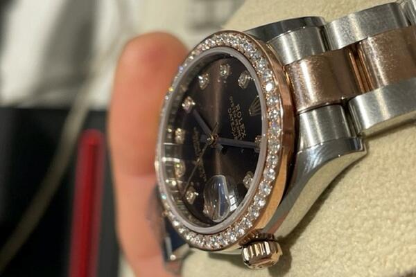 MILIONSKA VREDNOST U KOFERU! Putnici pali sa Rolex i Cartier satovima na aerodromu "Nikola Tesla", ali to nije sve!