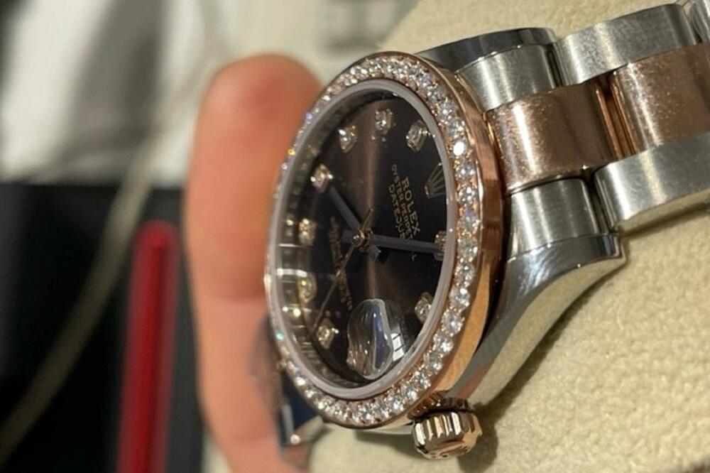 MILIONSKA VREDNOST U KOFERU! Putnici pali sa Rolex i Cartier satovima na aerodromu "Nikola Tesla", ali to nije sve!