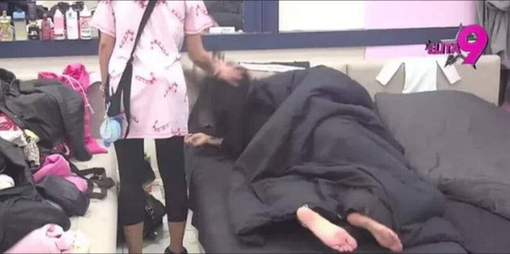 JU, SRAMOTE! Žestoko se "prašili" usred dana, a onda im ULETELA ONA ISPOD POKRIVAČA! Scena šokira