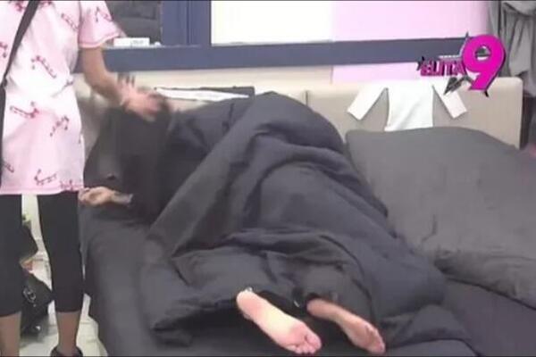 JU, SRAMOTE! Žestoko se "prašili" usred dana, a onda im ULETELA ONA ISPOD POKRIVAČA! Scena šokira