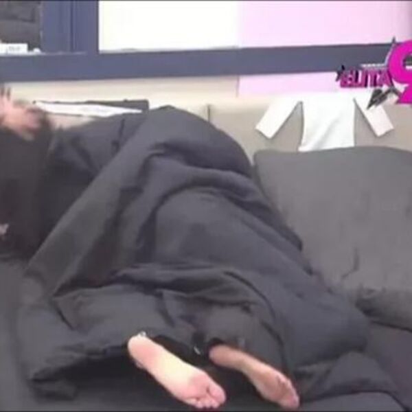 JU, SRAMOTE! Žestoko se "prašili" usred dana, a onda im ULETELA ONA ISPOD POKRIVAČA! Scena šokira