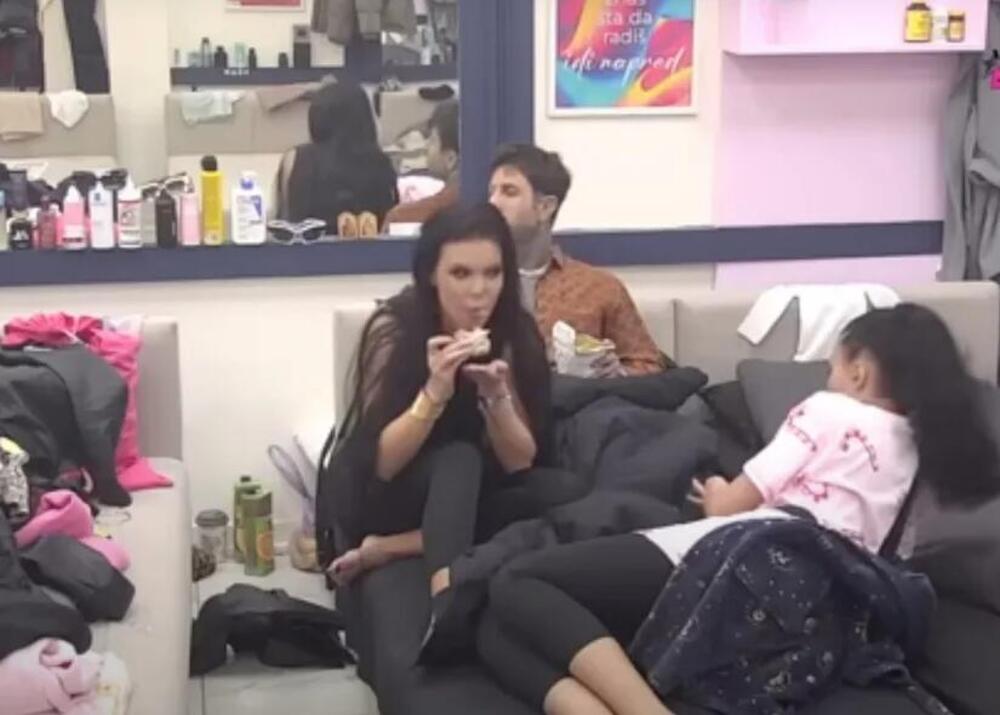 JU, SRAMOTE! Žestoko se "prašili" usred dana, a onda im ULETELA ONA ISPOD POKRIVAČA! Scena šokira