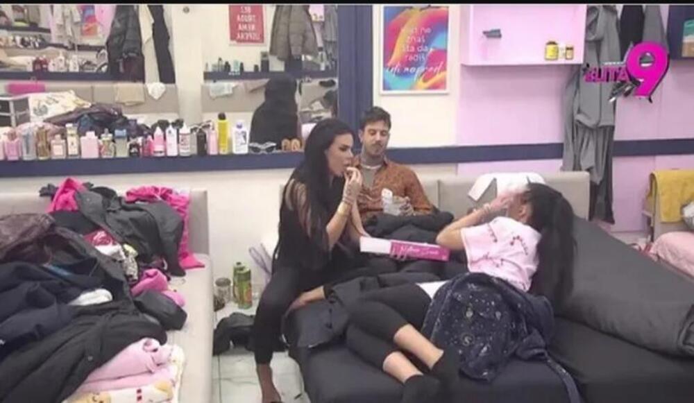 JU, SRAMOTE! Žestoko se "prašili" usred dana, a onda im ULETELA ONA ISPOD POKRIVAČA! Scena šokira