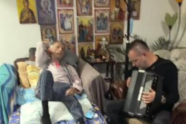 DELI SE POSLEDNJI SNIMAK KOSMAJCA PRE SMRTI! Nepomično leži u postelji dok iznad njega... (VIDEO)