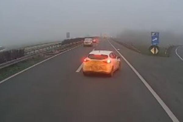 BAHATI VOZAČ UGROZIO ŽIVOTE LJUDI NA AUTO-PUTU: Za dlaku izbegnuta katastrofa, da li si ti čoveče normalan? (VIDEO)