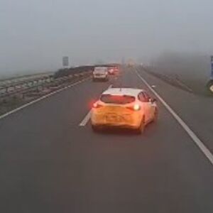 BAHATI VOZAČ UGROZIO ŽIVOTE LJUDI NA AUTO-PUTU: Za dlaku izbegnuta katastrofa, da li si ti čoveče normalan? (VIDEO)