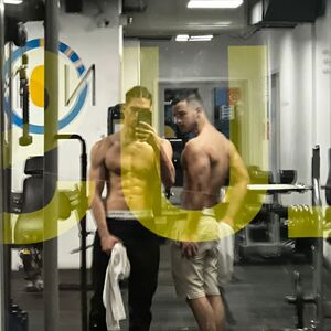 Obožavateljke na aparatima! Ko je bolji frajer? David stao na crtu poznatom dasi! FOTO