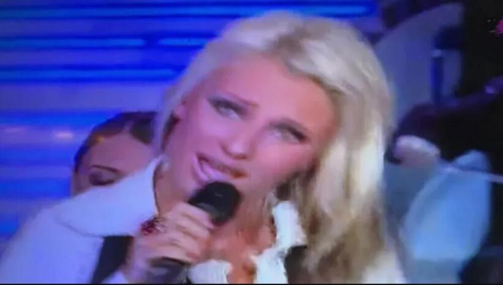 NEKAD BILA IZBLAJHANA PLAVUŠA KOJA JE OD SRAMOTE PREKRIVALA LICE, A DANAS JE BOMBA! Provaljujete li ko je na slici?