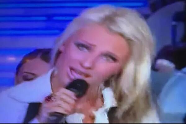 NEKAD BILA IZBLAJHANA PLAVUŠA KOJA JE OD STIDA PREKRIVALA LICE, A DANAS JE BOMBA! Provaljujete li ko je na slici?