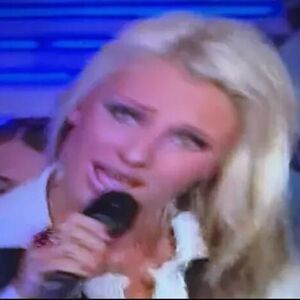 NEKAD BILA IZBLAJHANA PLAVUŠA KOJA JE OD SRAMOTE PREKRIVALA LICE, A DANAS JE BOMBA! Provaljujete li ko je na slici?