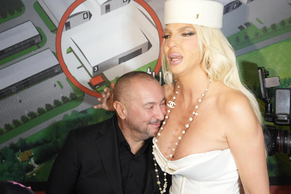 ZARONIO GLAVOM U NJENE GRUDI! 20 godina je nije bilo na Pinku, a sad ga POČASTILA - razlika u VISINI ŠOKIRA