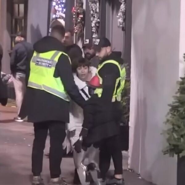 OVO SAMO U SRBIJI IMA! Miljana Kulić NAPALA PA GURNULA ROBOTA, obezbeđenje napravilo ŽIVI ZID