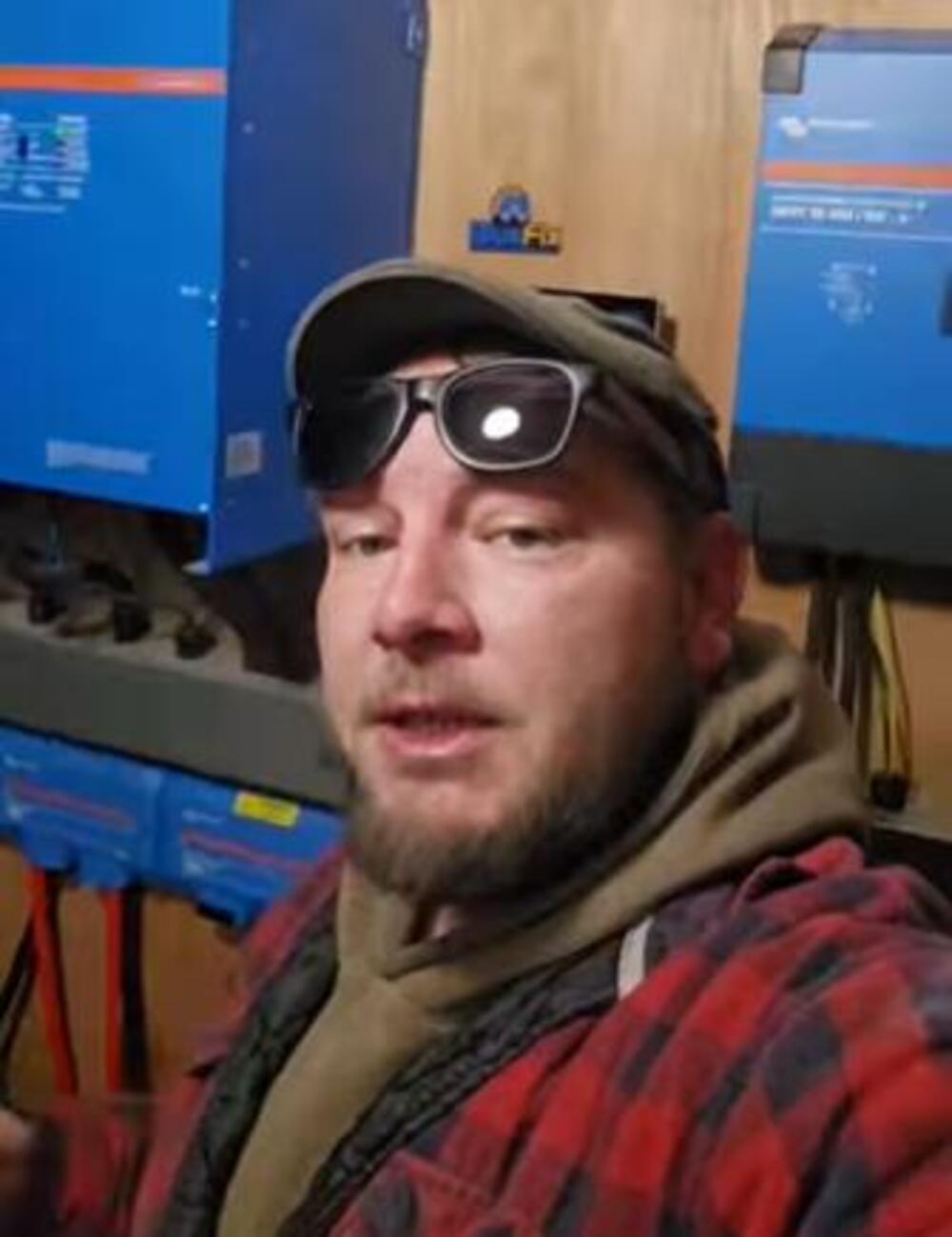 Napravio kuću za 14.000 evra i živi van sistema i računa! Ne plaća struju, vodu, a za grejanje koristi OVO! (VIDEO)