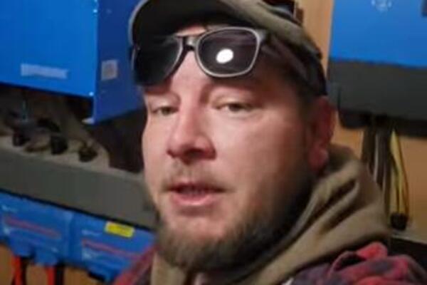 Napravio kuću za 14.000 evra i živi van sistema i računa! Ne plaća struju, vodu, a za grejanje koristi OVO! (VIDEO)