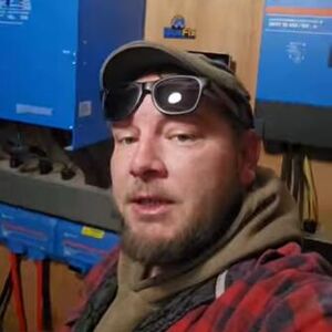 Napravio kuću za 14.000 evra i živi van sistema i računa! Ne plaća struju, vodu, a za grejanje koristi OVO! (VIDEO)