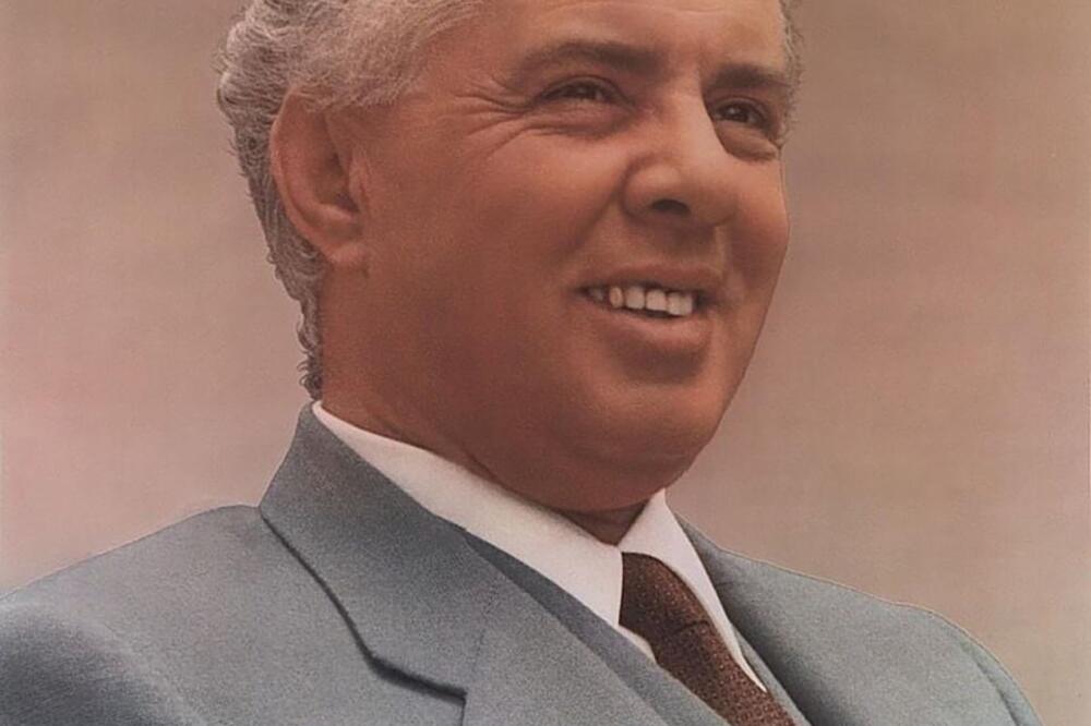 ALBANSKI "STALJIN" KAŽNJAVAO SMRĆU SVAKOG KO JE IMAO OVO! Paranoidni diktator zemlju pretvorio u HOROR i pravio...