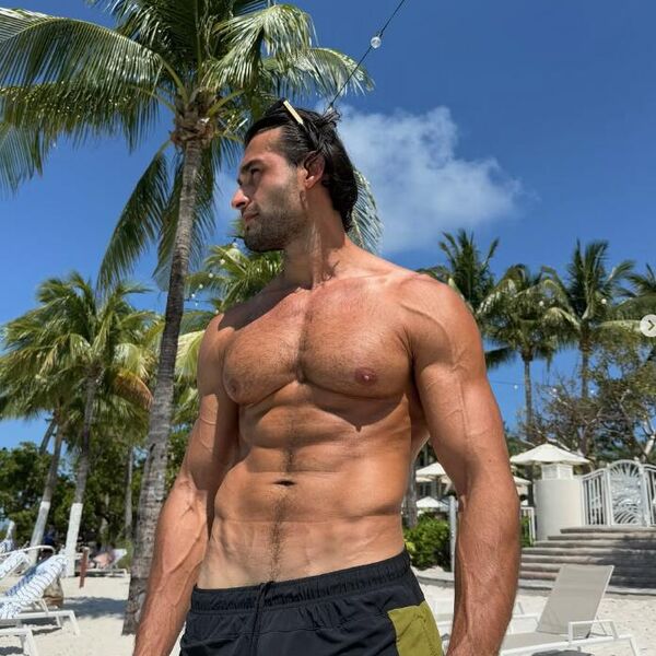 TATICA! BIVŠI MUŽ POZIRA SKOZ GO, A NA INTIMNI DEO OKAČIO PEŠKIRIĆ! Bukvalno će vam krenuti voda niz usta