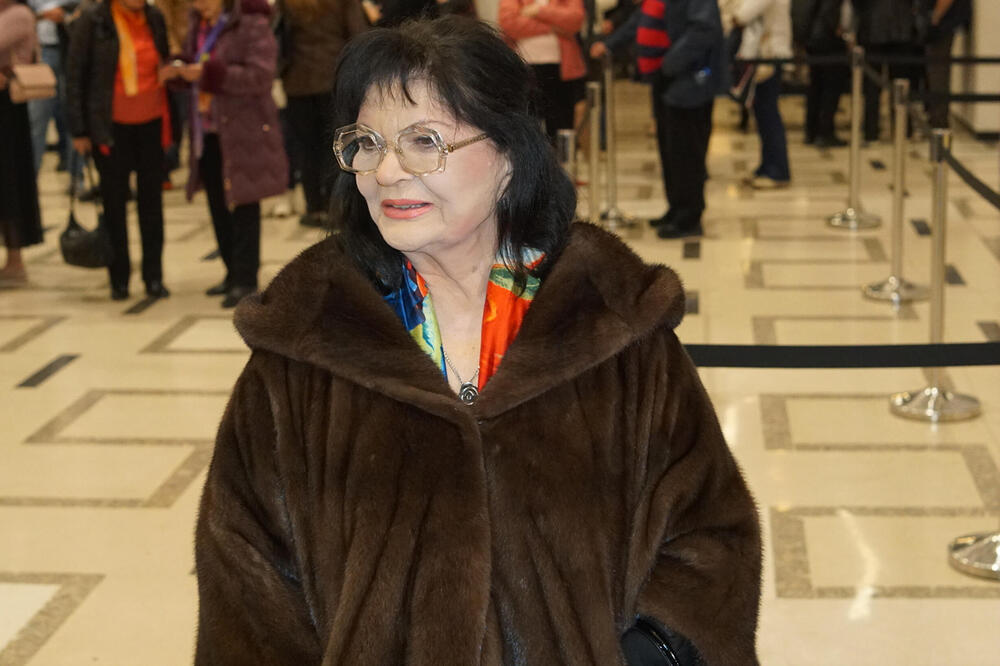 Narod se čudi kada vidi kolika cifra joj leže na račun: Godinama je radila, a evo kolika joj je penzija