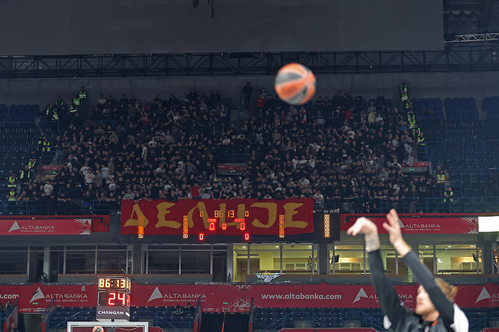 Delije stigle na večiti derbi! Navijači crveno-belih zauzeli svoja mesta u Beogradskoj areni (Foto)