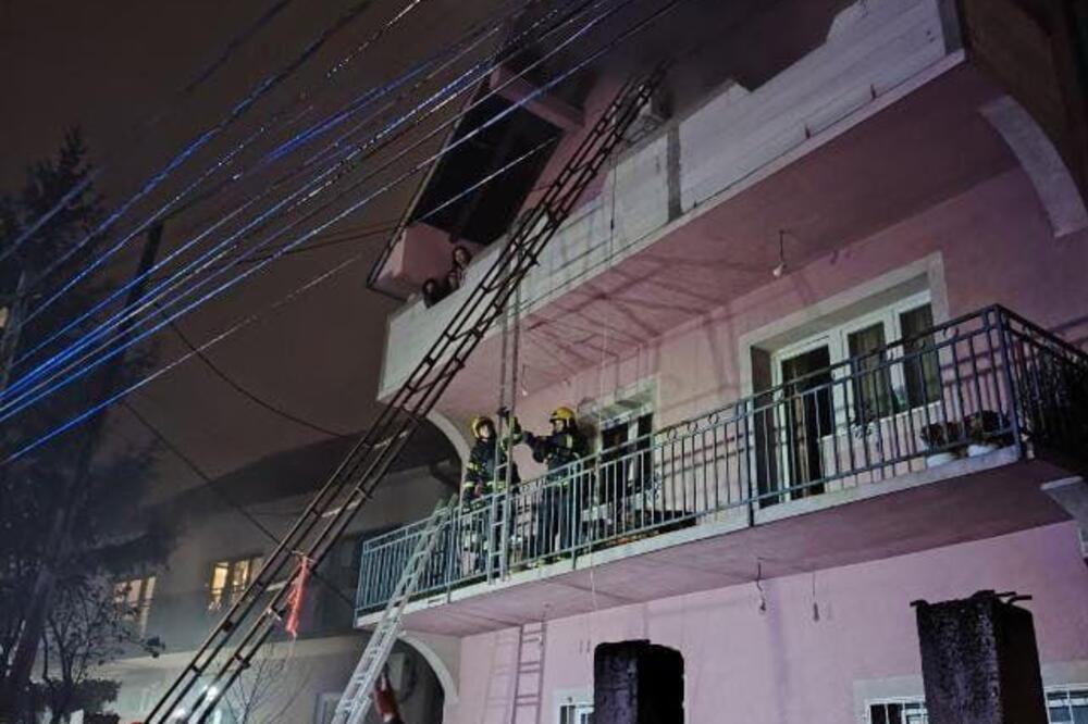 POŽAR NA ZVEZDARI: Vatrogasci spasili tri osobe iz kuće, vatra zahvatila prizemlje (VIDEO)