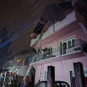 POŽAR NA ZVEZDARI: Vatrogasci spasili tri osobe iz kuće, vatra zahvatila prizemlje (VIDEO)