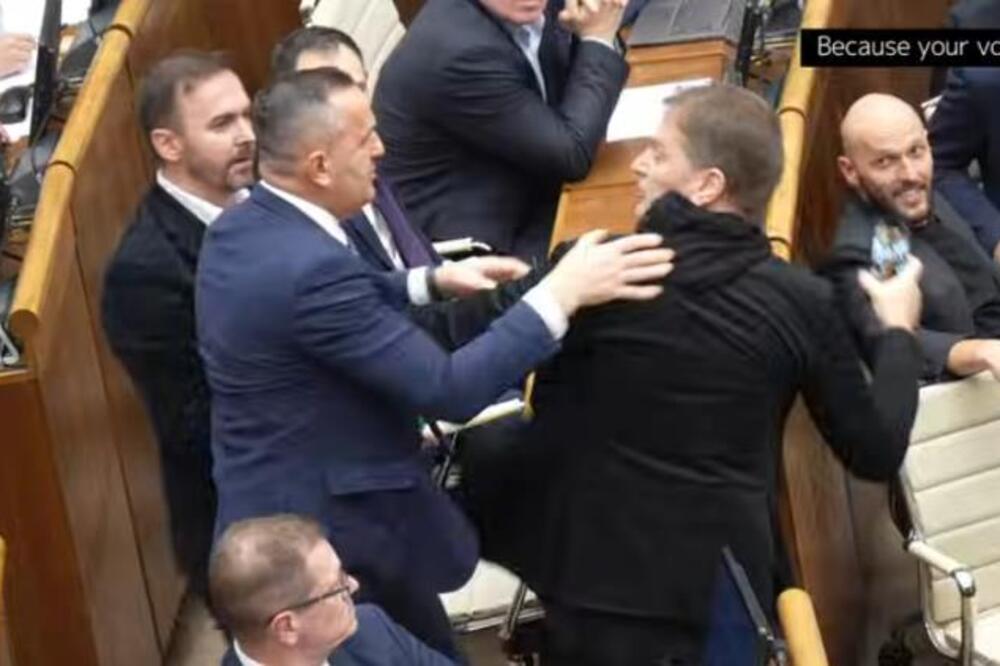 Opšta tuča u slovačkom parlamentu! Letele flaše i pljuštale psovke, makljaža među poslanicima (VIDEO)