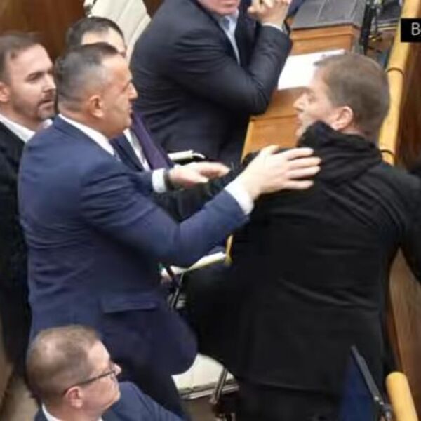 Opšta tuča u slovačkom parlamentu! Letele flaše i pljuštale psovke, makljaža među poslanicima (VIDEO)