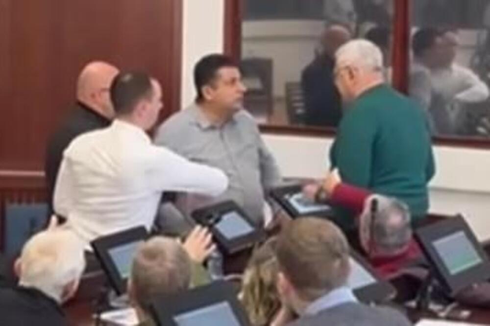 Izbila tuča u Skupštini grada Čačka! Pljuštale psovke i ružne reči, a onda je došlo i do guranja! (VIDEO)