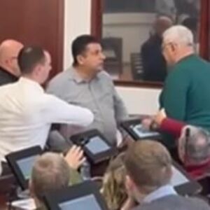Izbila tuča u Skupštini grada Čačka! Pljuštale psovke i ružne reči, a onda je došlo i do guranja! (VIDEO)