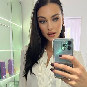 Primećeni kako razmenjuju nežnosti na koncertu: Ova lepotica je nova devojka voditelja RTS-a?