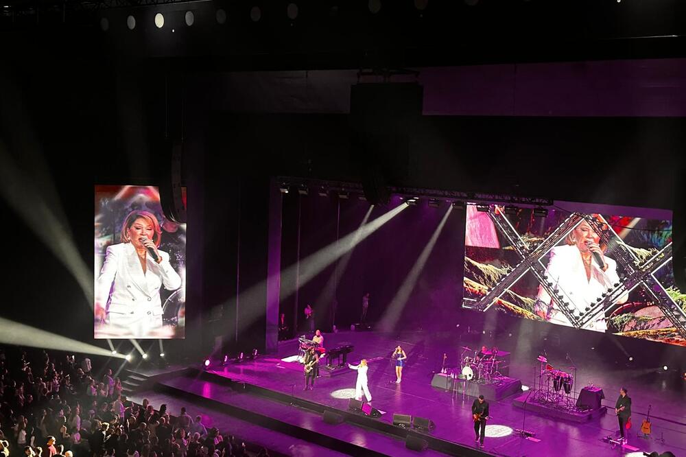 ATMOSFERA NA VRHUNCU! Neda Ukraden celu salu podigla na noge