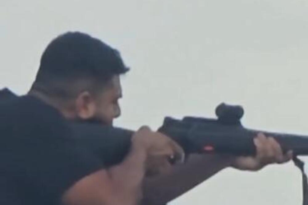 DIREKTNO PUCA U LJUDE, A ONDA MU SE PRIDRUŽUJE JOŠ JEDAN! Pojavio se novi snimak masakra u Sidneju!