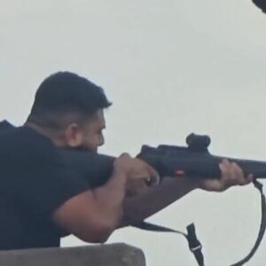 DIREKTNO PUCA U LJUDE, A ONDA MU SE PRIDRUŽUJE JOŠ JEDAN! Pojavio se novi snimak masakra u Sidneju!