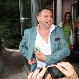 OTAC POZNATE STARLETE STIGAO NA SLAVLJE! Pare vadi kao od šale, a svi se pitaju ko mu je OVA MAČKA