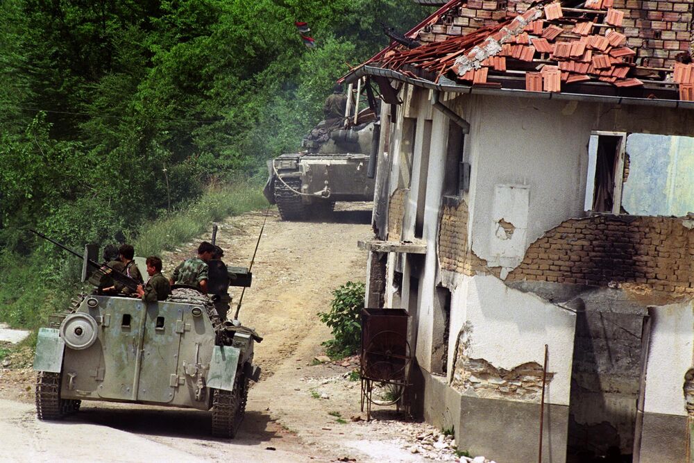 Hvratski vojnici naoružani do zuba u srpskim selima