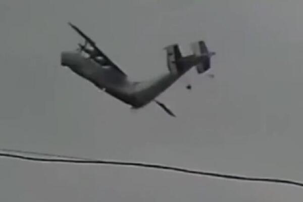 Ovo je trenutak kad se ponos ruske avijacije survao u jezero! Raspao se u vazduhu, poginuli svi članovi posade!