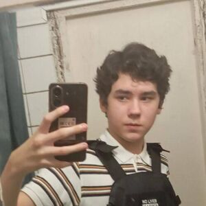 Ovo je dečak ubica! Prvo pitao decu jedno, pa krenuo u pokolj! Tinejdžer (15) snimao ceo napad u školi kod Moskve?