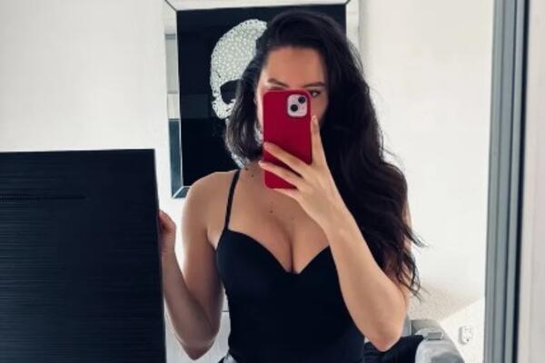 OD TENISA "NEMA LEBA", ali od SAJTA ZA ODRASLE "LOVA KAPLJE"! U toku karijere ugradila LUBENICE, sad ih samo SLIKA