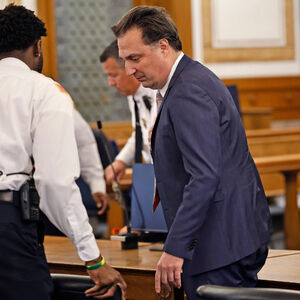 NAJNOVIJI SNIMAK BRAJAN VOLŠA NAKON PRESUDE: Jedva stoji, samo što ne zaplače, vode ga pravo u zatvor! (VIDEO)