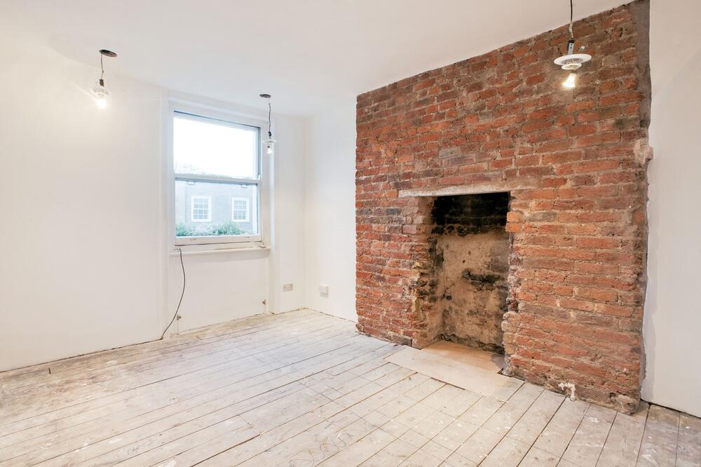 JEZIVIJE NE MOŽE! Rešio da sruši kolibu koju nije koristio godinama, kad je dimnjak došao na red SLEDIO SE OD UŽASA