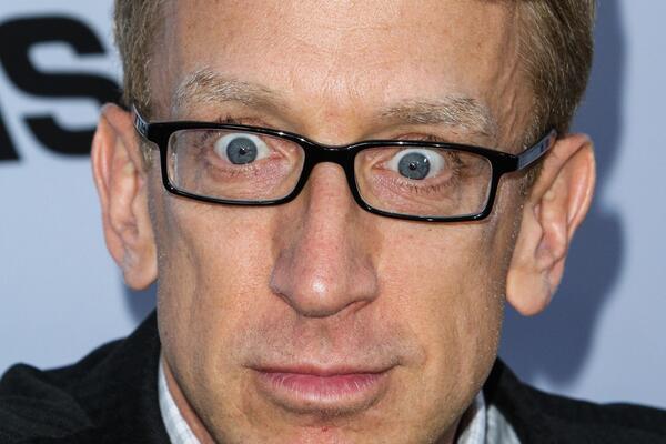 KOMIČAR IPAK ZAVRŠIO NA ODVIKAVANJU! Odbijao pomoć za lečenje, pa pronađen predoziran bez svesti na ulici