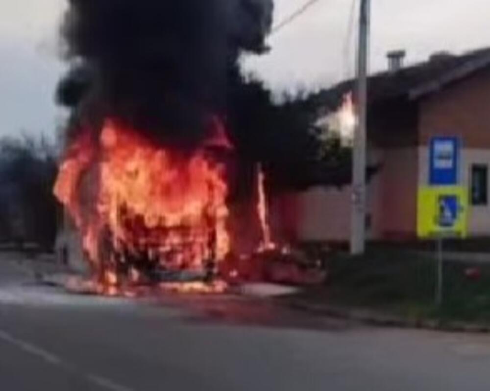 Strašan požar autobusa kod Kruševca: Vatrogasci se dugo vremena borili sa vatrom, oštećen i dalekovod! (VIDEO)