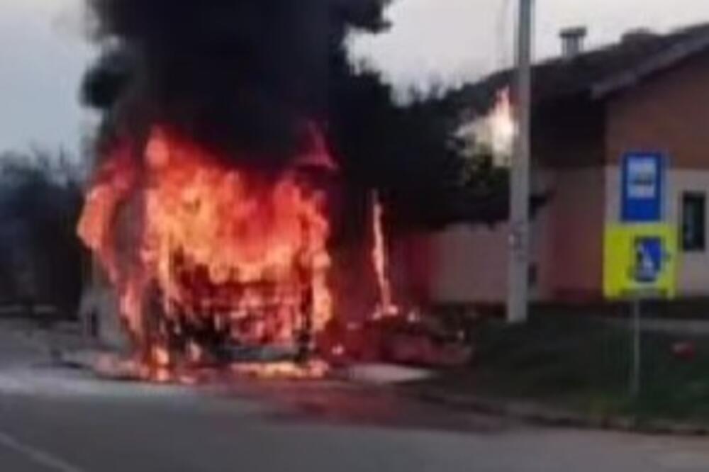 Strašan požar autobusa kod Kruševca: Vatrogasci se dugo vremena borili sa vatrom, oštećen i dalekovod! (VIDEO)