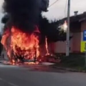 Strašan požar autobusa kod Kruševca: Vatrogasci se dugo vremena borili sa vatrom, oštećen i dalekovod! (VIDEO)