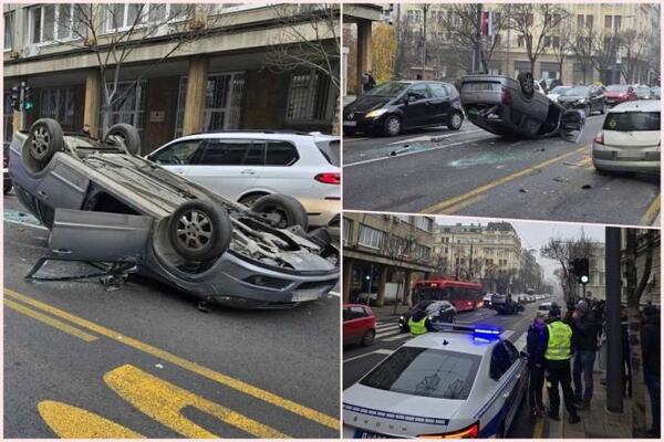 STRAŠNA NESREĆA U CENTRU BEOGRADA! 2 vozila se sudarila, jedno završilo na KROVU, ljudi iz autobusa pešače do posla