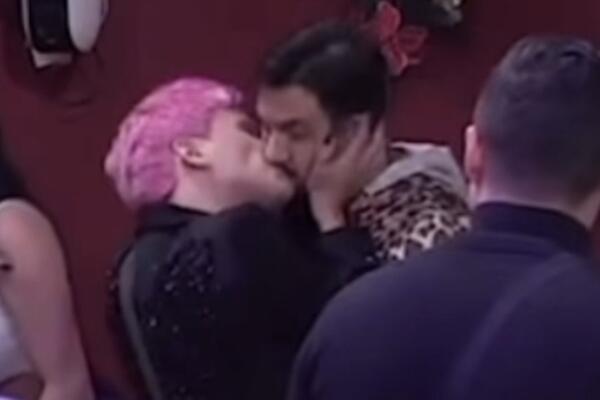 GEJ AKCIJA U ELITI DIGLA NAROD NA NOGE! Zgrabio ga za glavu pred svima, nije mogao da se OBUZDA, kamera snimila sve