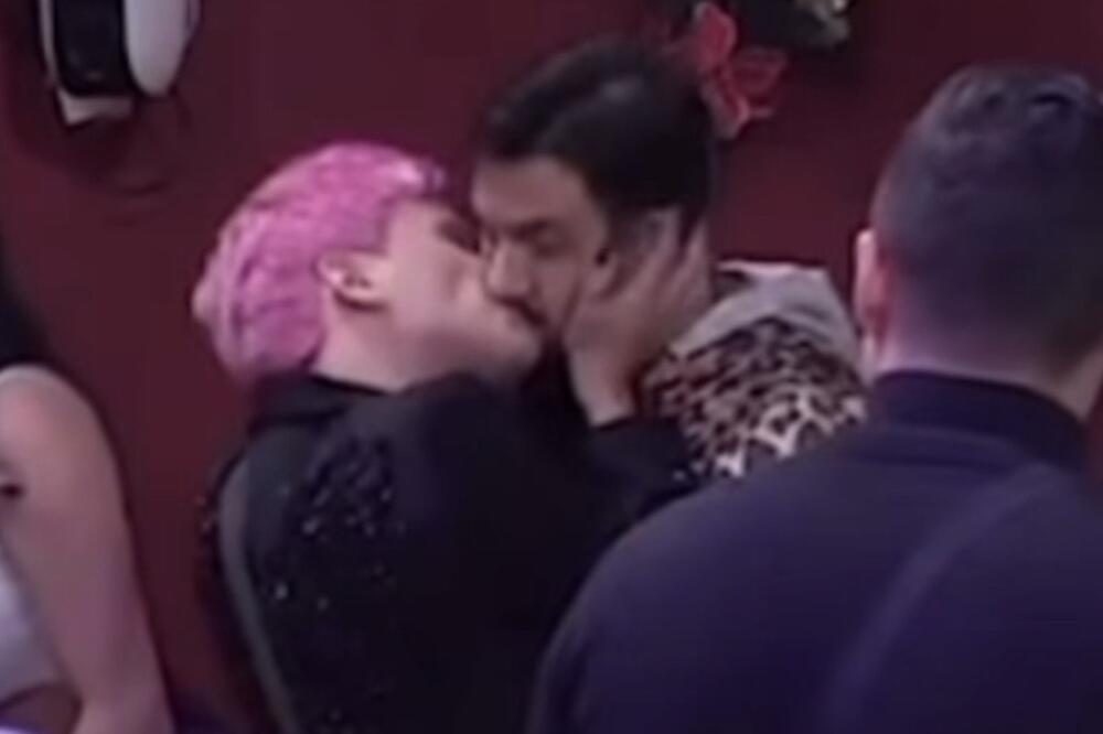 GEJ AKCIJA U ELITI DIGLA NAROD NA NOGE! Zgrabio ga za glavu pred svima, nije mogao da se OBUZDA, kamera snimila sve