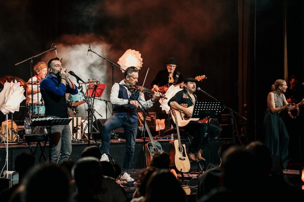 Legendarni bend objavio je spot snimljen na koncertu Neuštekanih u mts Dvorani