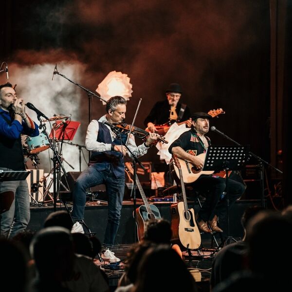 Legendarni bend objavio je spot snimljen na koncertu Neuštekanih u mts Dvorani