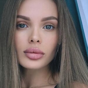 DEČKO ZVERSKI PREBIO ANŽELIKU, GLAVA PUNA HEMATOMA: Hvalila se luksuzom, ali je za to morala da radi OVO dečku!